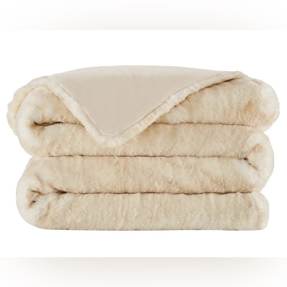FRYE Luxe Faux Fur Throw Blanket 60" x 70" Cream Silky Soft Feel Polyester New - Picture 4 of 8